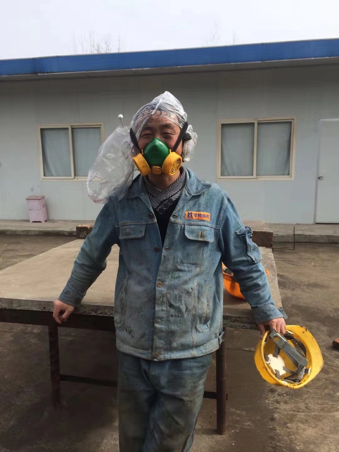 2. 蒙勃单人照2.jpg 2. 蒙勃单人照2.jpg